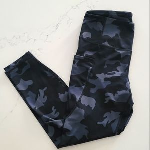 NWT Yogalicious Camouflage Capris Yoga Pants Size Large